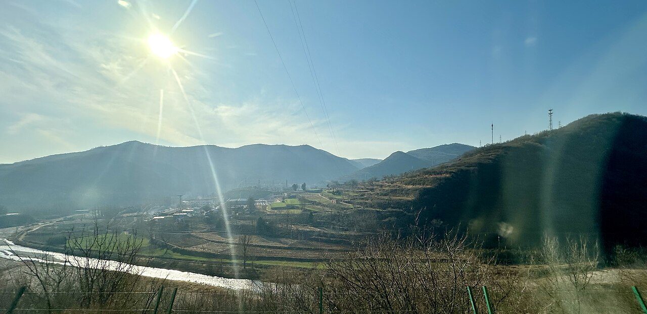 铜川川口一带的河谷城市天际线